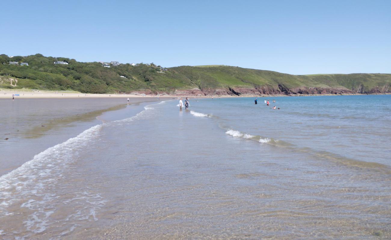 Photo de Freshwater East beach avec sable lumineux de surface