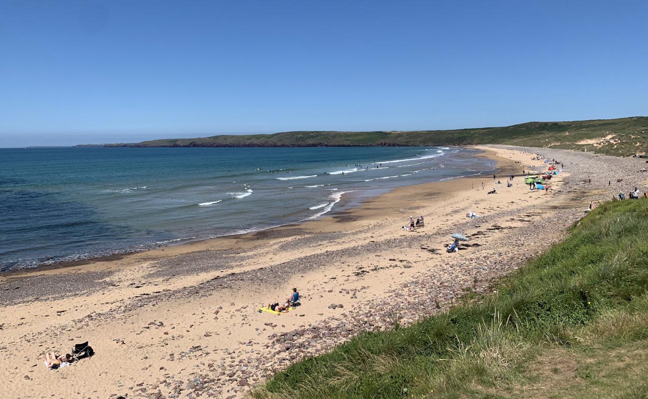 Photo de Freshwater West beach avec sable lumineux de surface