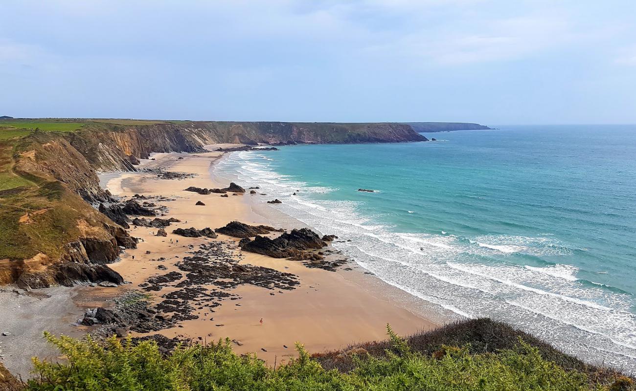 Photo de Marloes Sands avec sable lumineux de surface