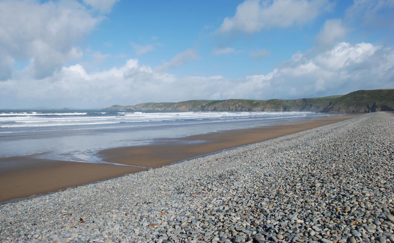 Photo de Newgale beach avec sable clair avec caillou de surface