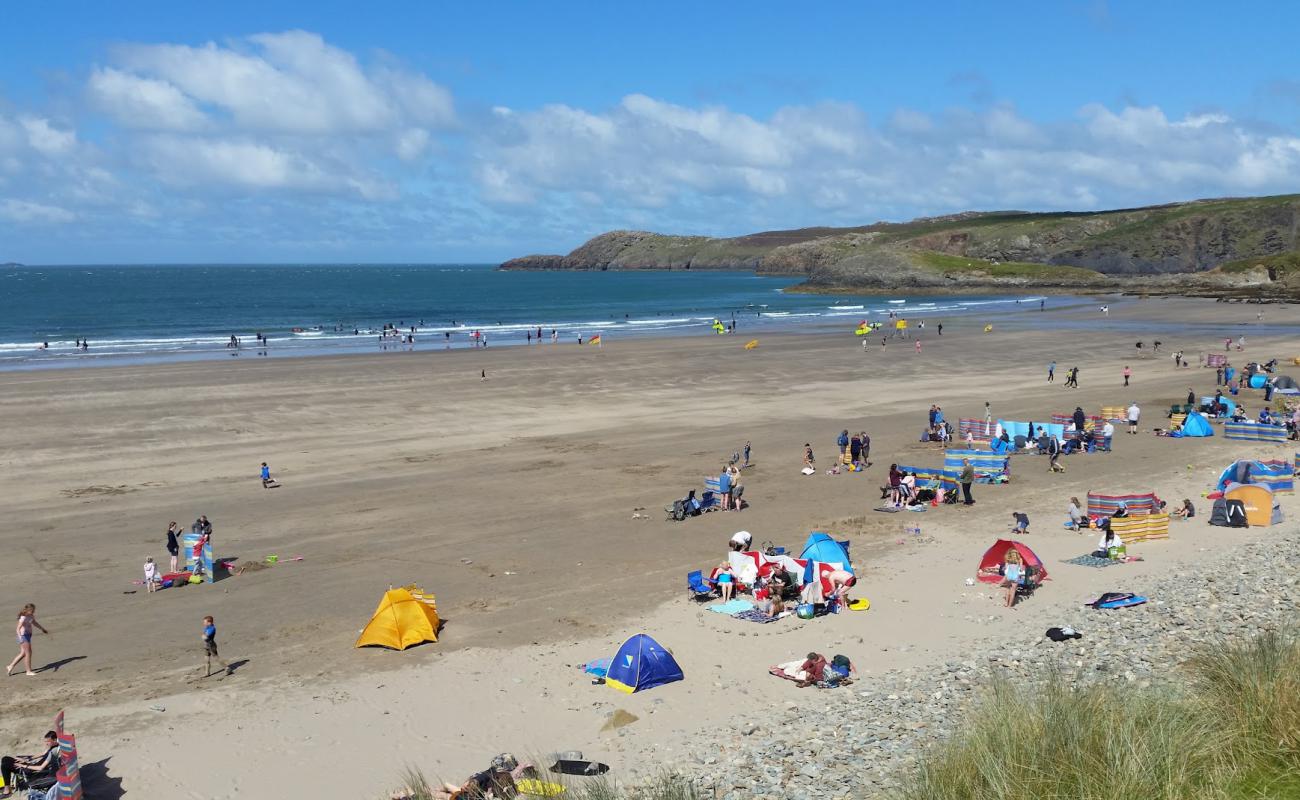 Photo de Whitesands Beach avec sable lumineux de surface