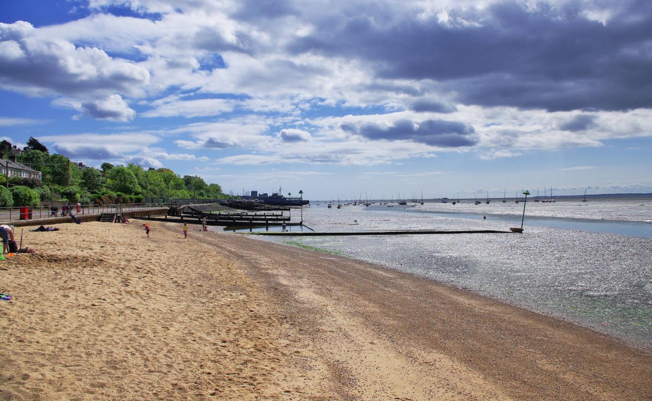 Photo de Bell Wharf beach avec sable beige & galets de surface
