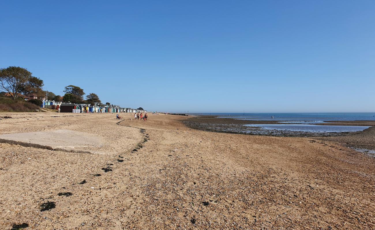Photo de West Mersea beach avec sable beige & galets de surface