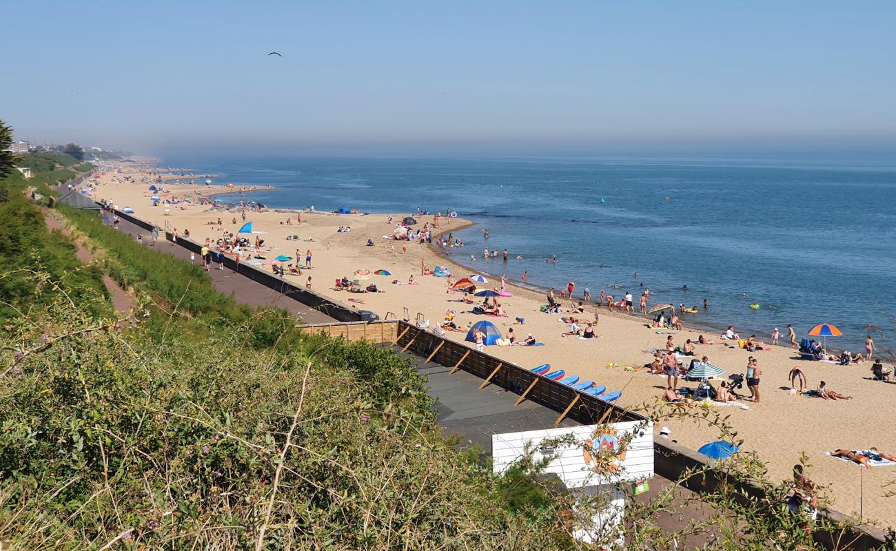 Photo de Clacton beach avec sable clair avec caillou de surface