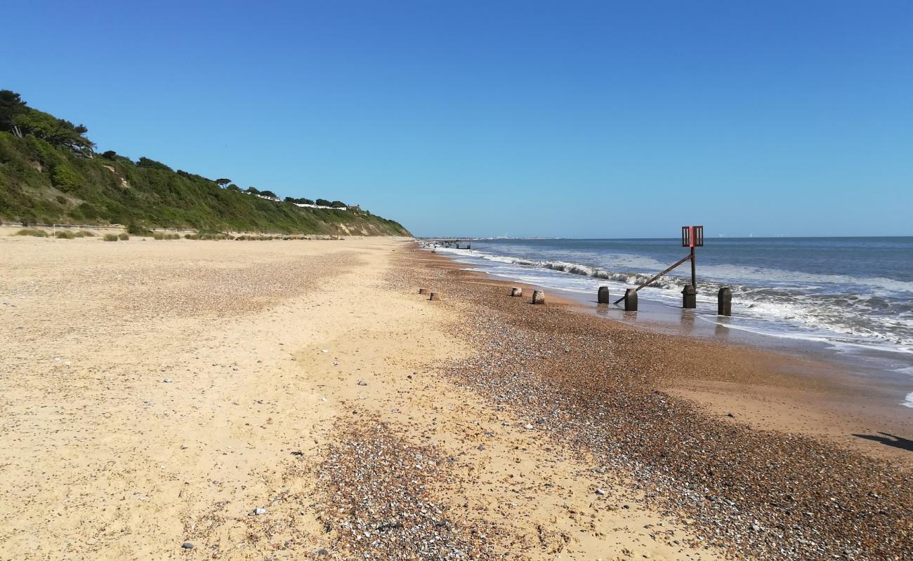 Photo de Corton beach avec sable lumineux de surface