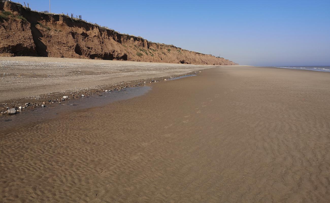Photo de Plage de Tunstall avec sable brun de surface