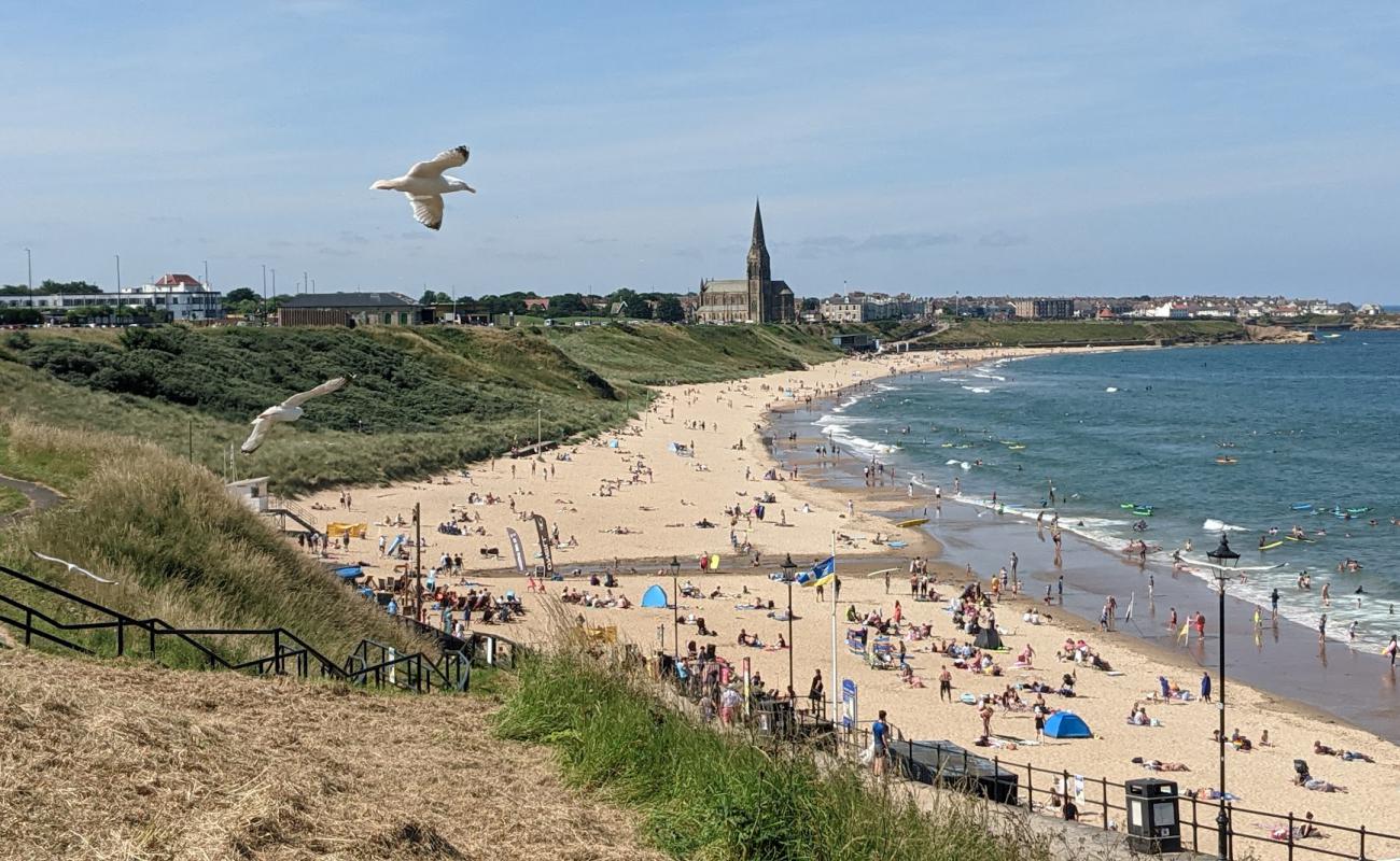 Photo de Long Sands beach avec sable fin et lumineux de surface