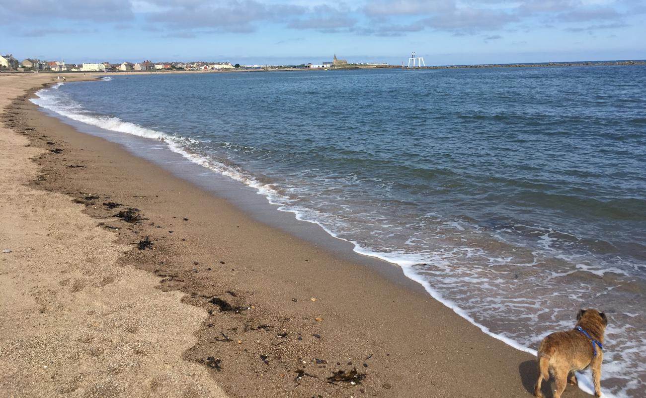 Photo de Newbiggin beach avec sable lumineux de surface