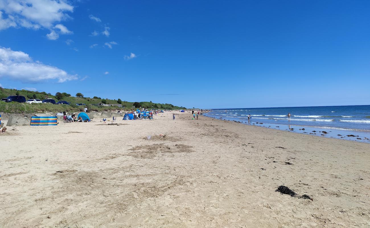 Photo de Plage d'Alnmouth avec sable lumineux de surface