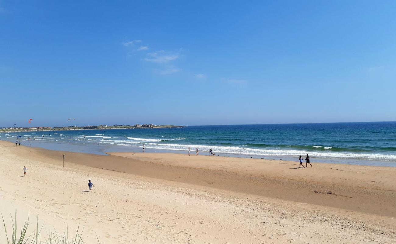 Photo de Plage de Beadnell Bay avec sable lumineux de surface