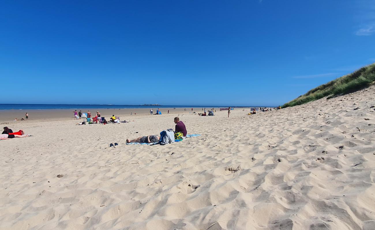 Photo de Plage de Bamburgh avec sable lumineux de surface