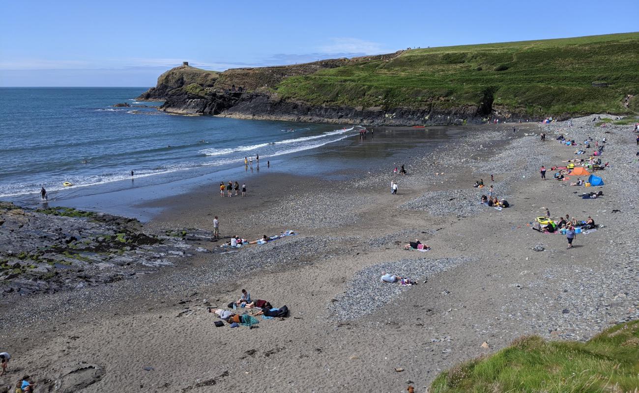 Photo de Abereiddy beach avec sable gris avec caillou de surface