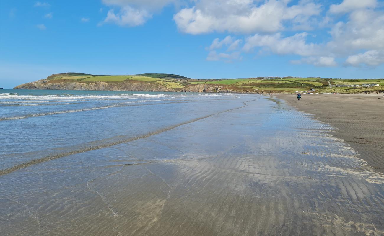 Photo de Newport beach avec sable brun de surface