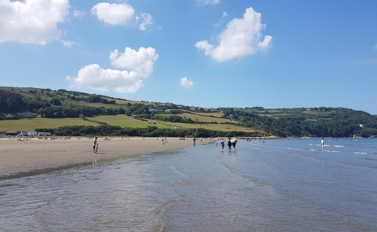 Photo de Poppit Sands beach avec sable lumineux de surface