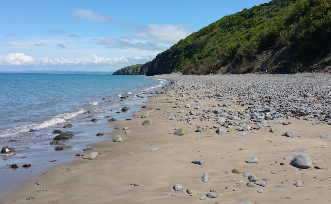 Photo de Cei Bach beach avec sable gris avec caillou de surface