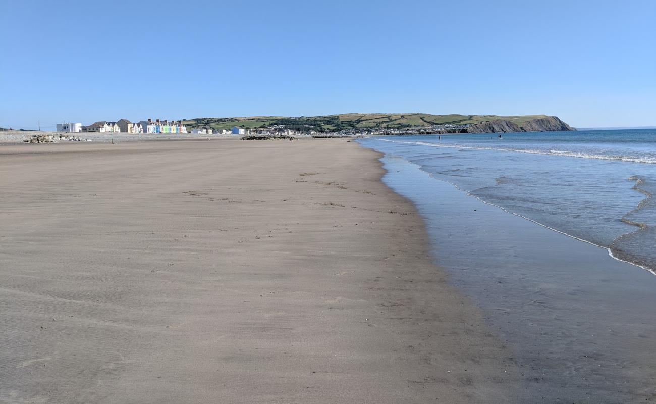 Photo de Plage de Borth avec sable gris avec caillou de surface