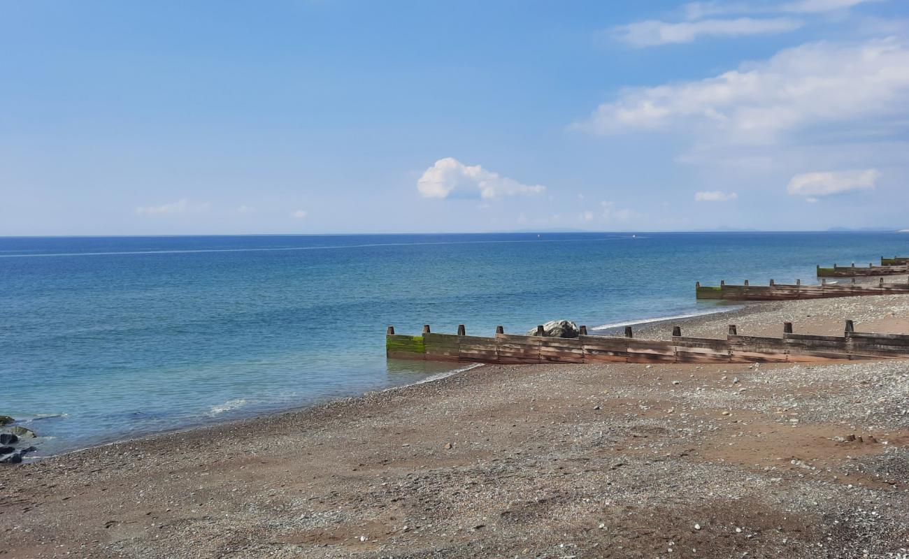 Photo de Tywyn beach avec sable gris avec caillou de surface