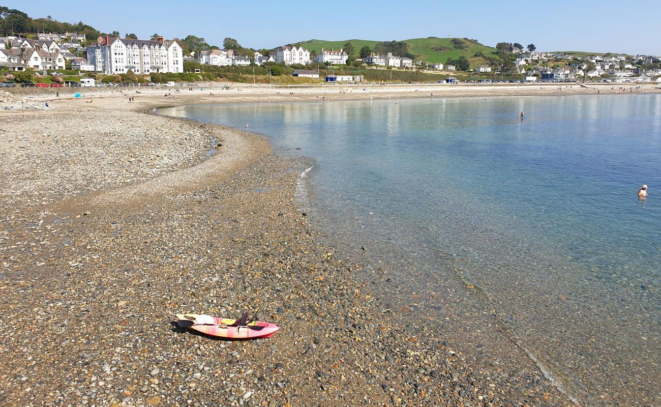 Photo de Criccieth beach avec galets gris de surface