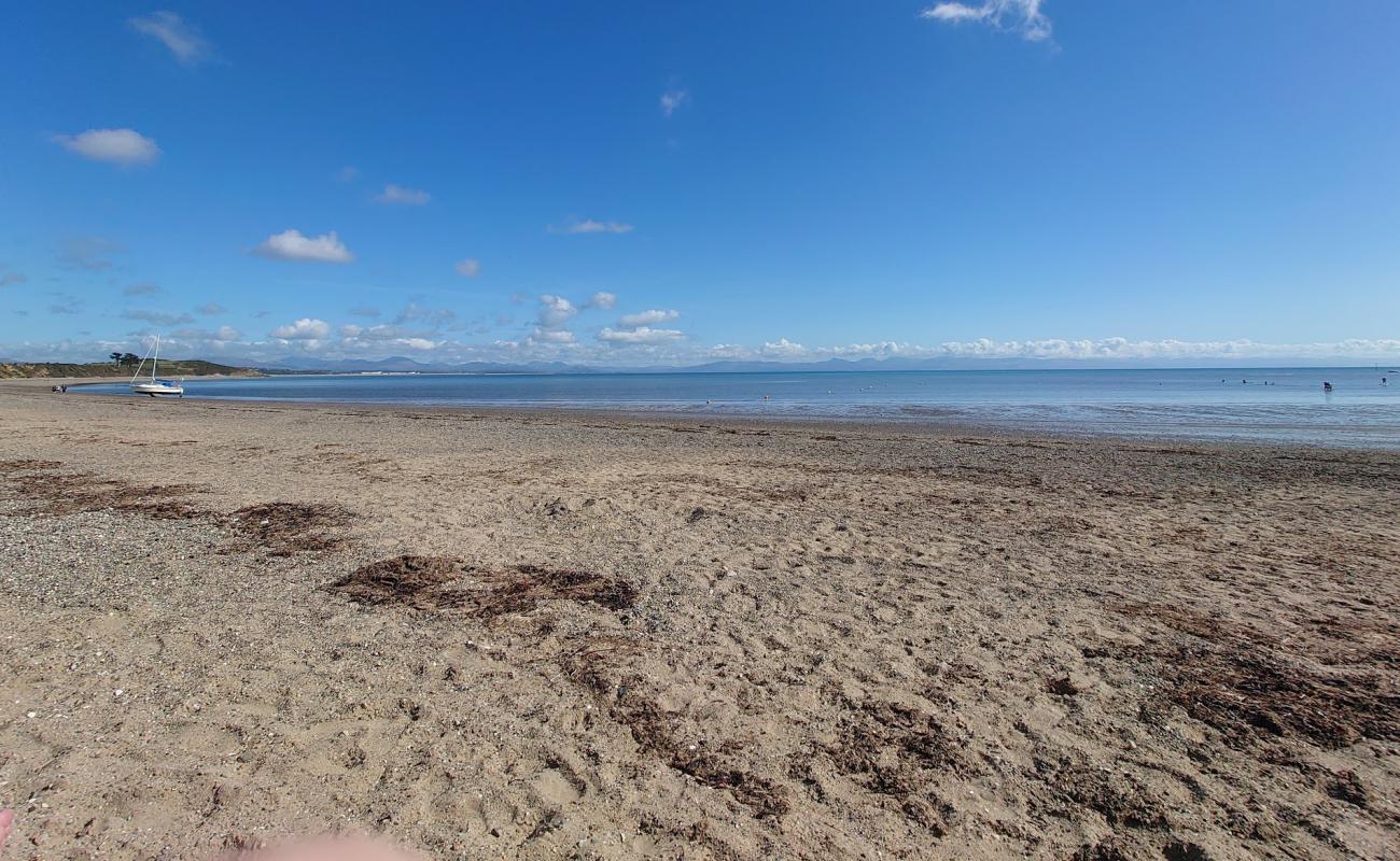 Photo de Plage de Llanbedrog avec sable lumineux de surface