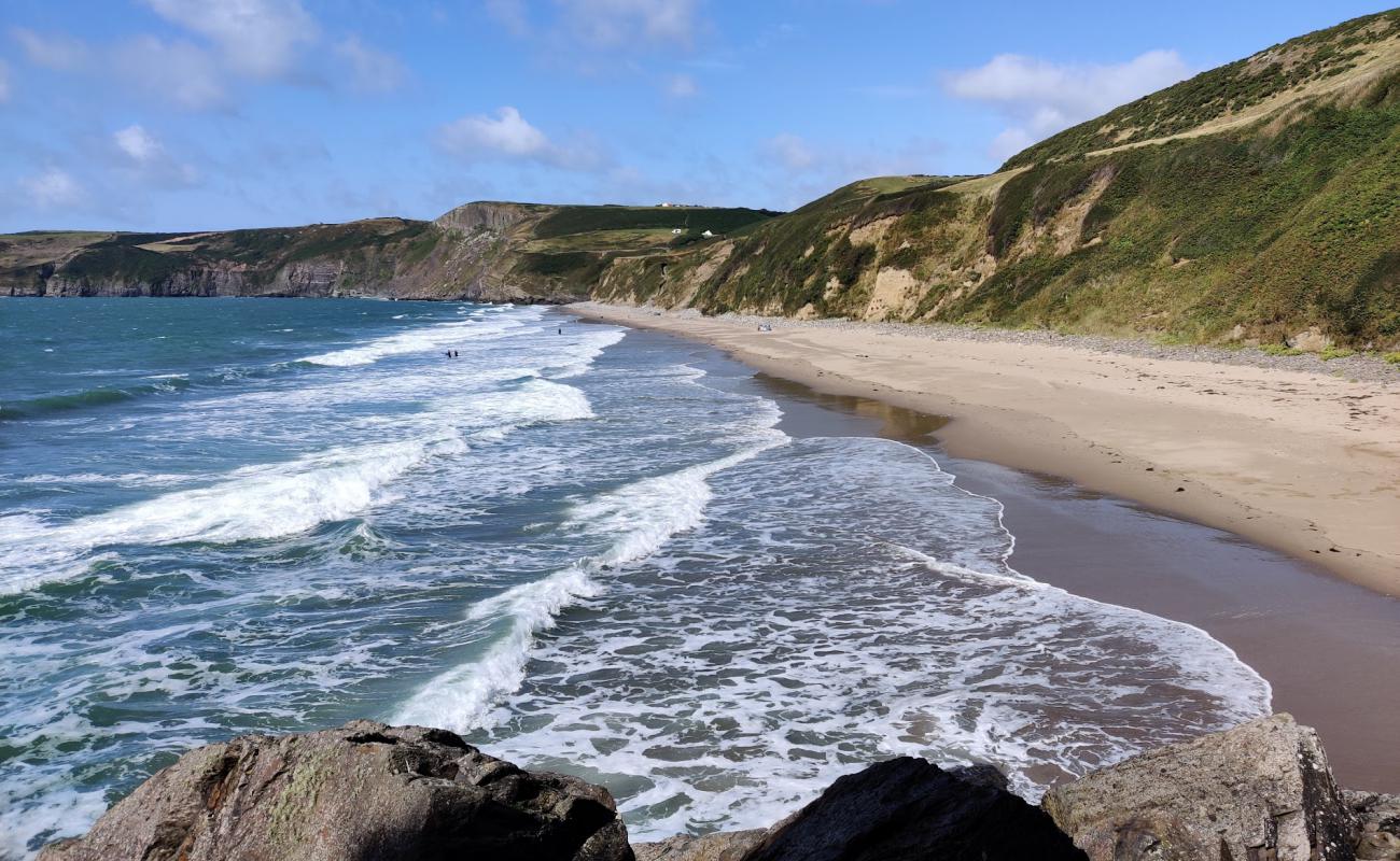 Photo de Traeth Porth Ceiriad avec sable lumineux de surface