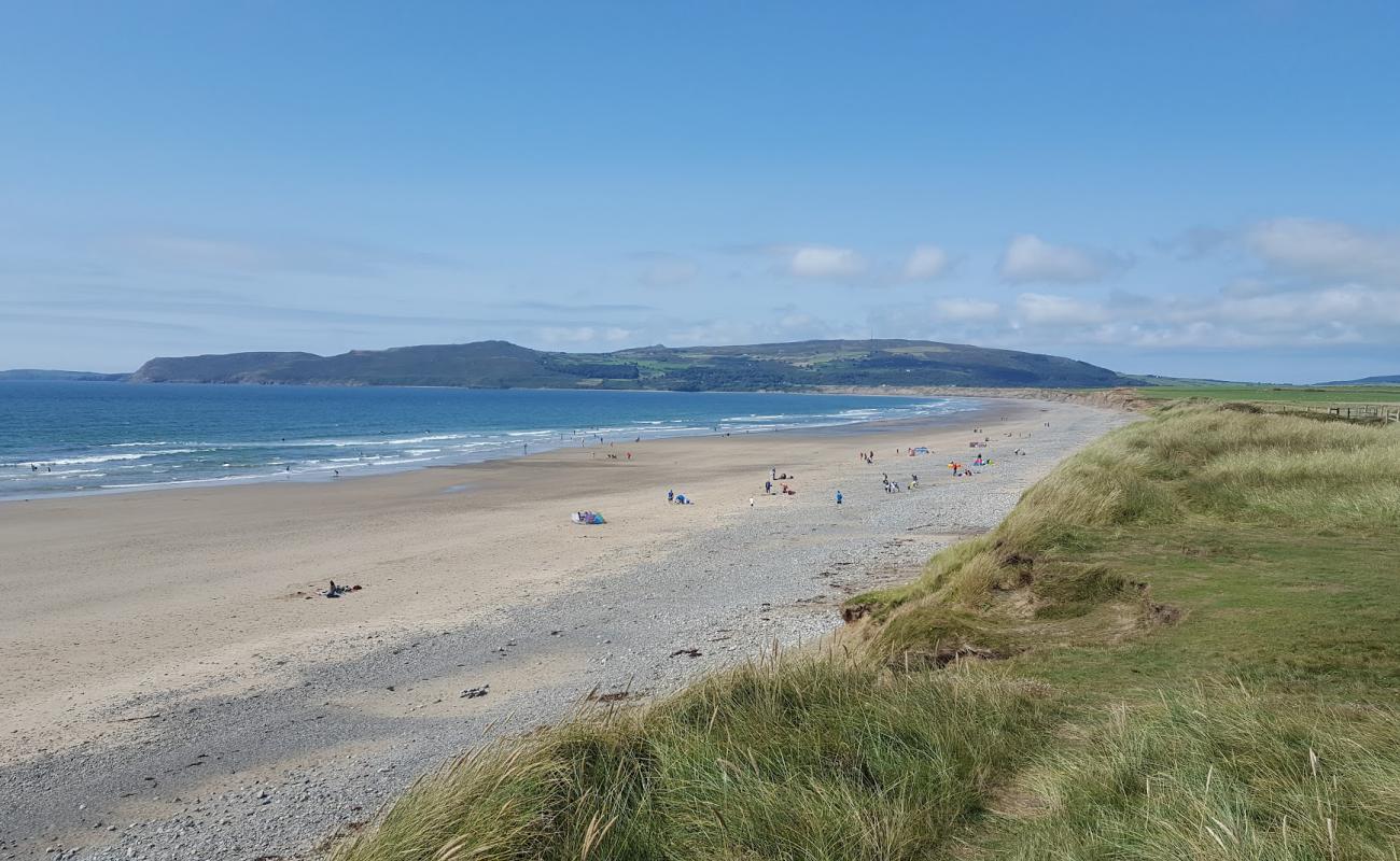 Photo de Porth Neigwl avec sable clair avec caillou de surface