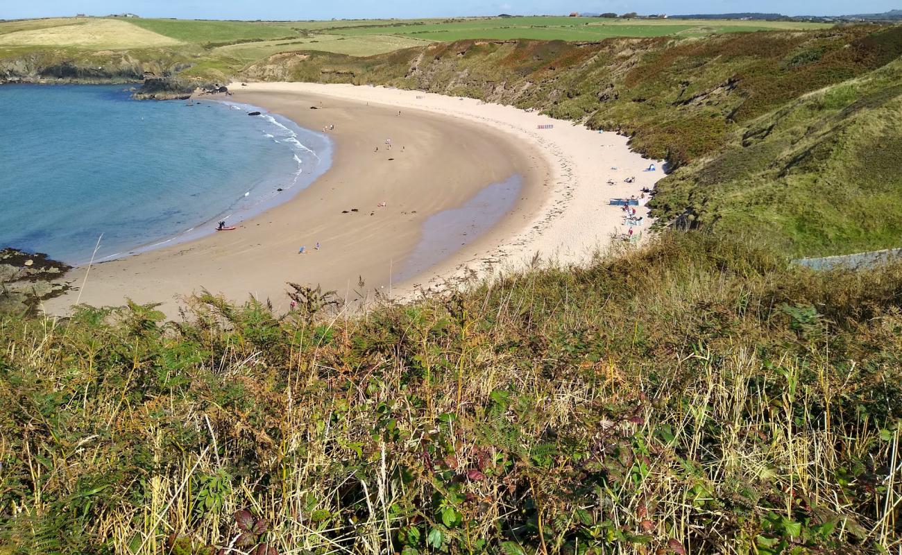 Photo de Traeth Porthor avec sable lumineux de surface