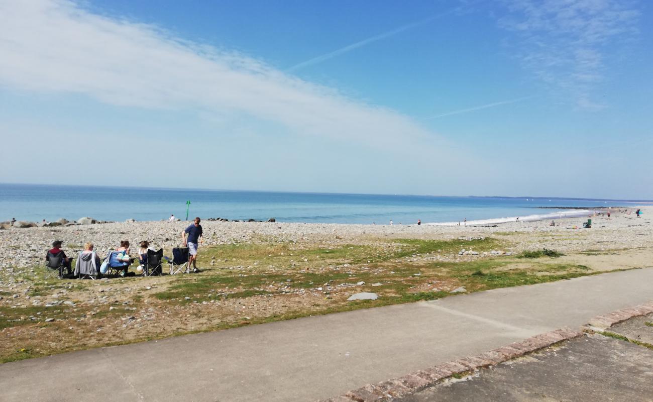 Photo de Traeth Dinas Dinlle avec sable gris avec caillou de surface