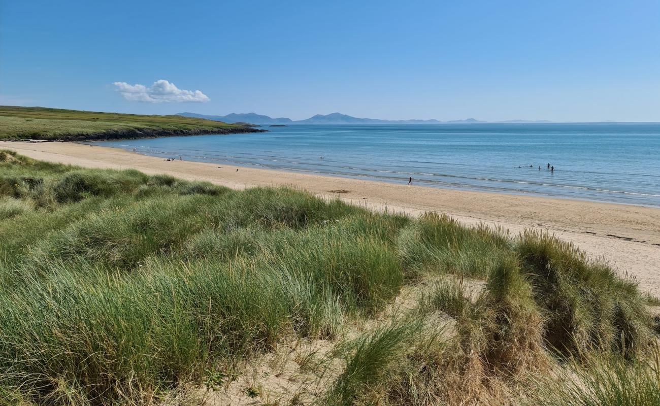 Photo de Traeth Mawr avec sable lumineux de surface