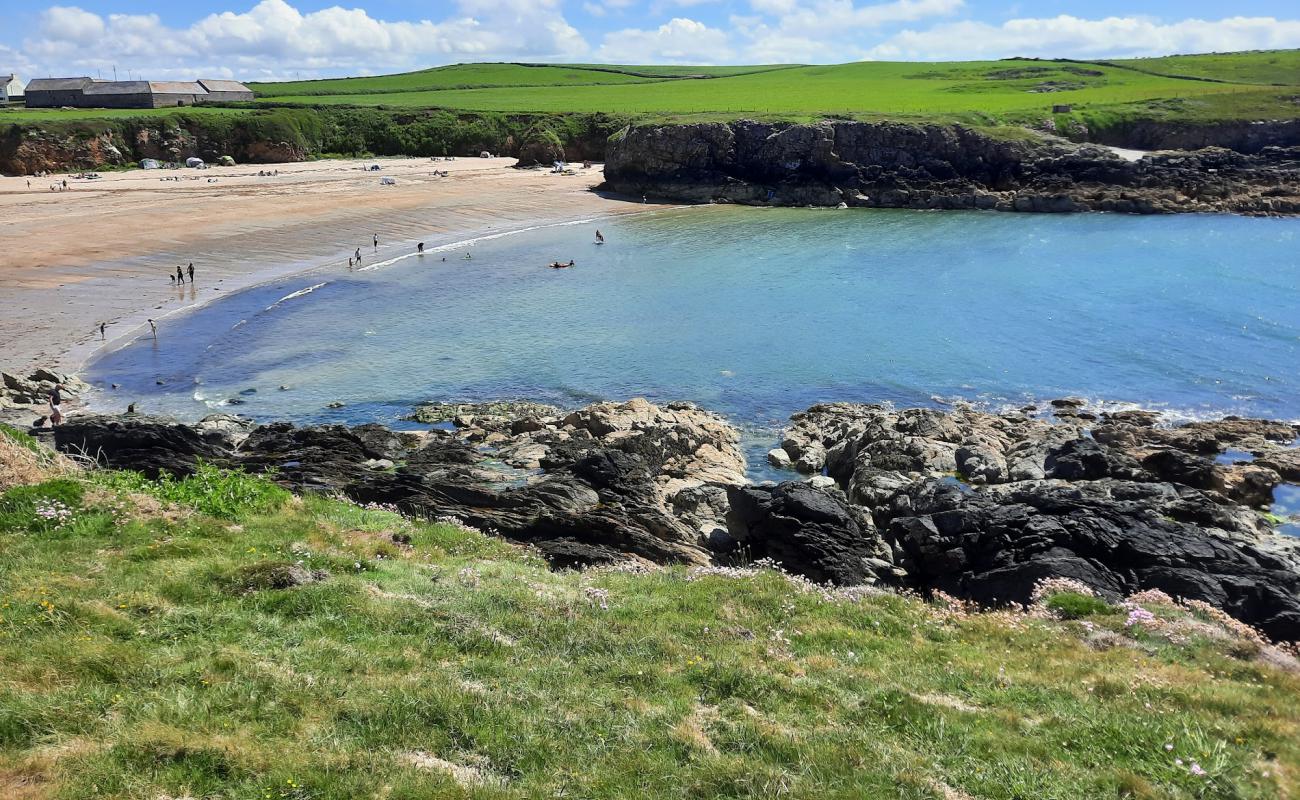 Photo de Porth Trecastell avec sable beige de surface