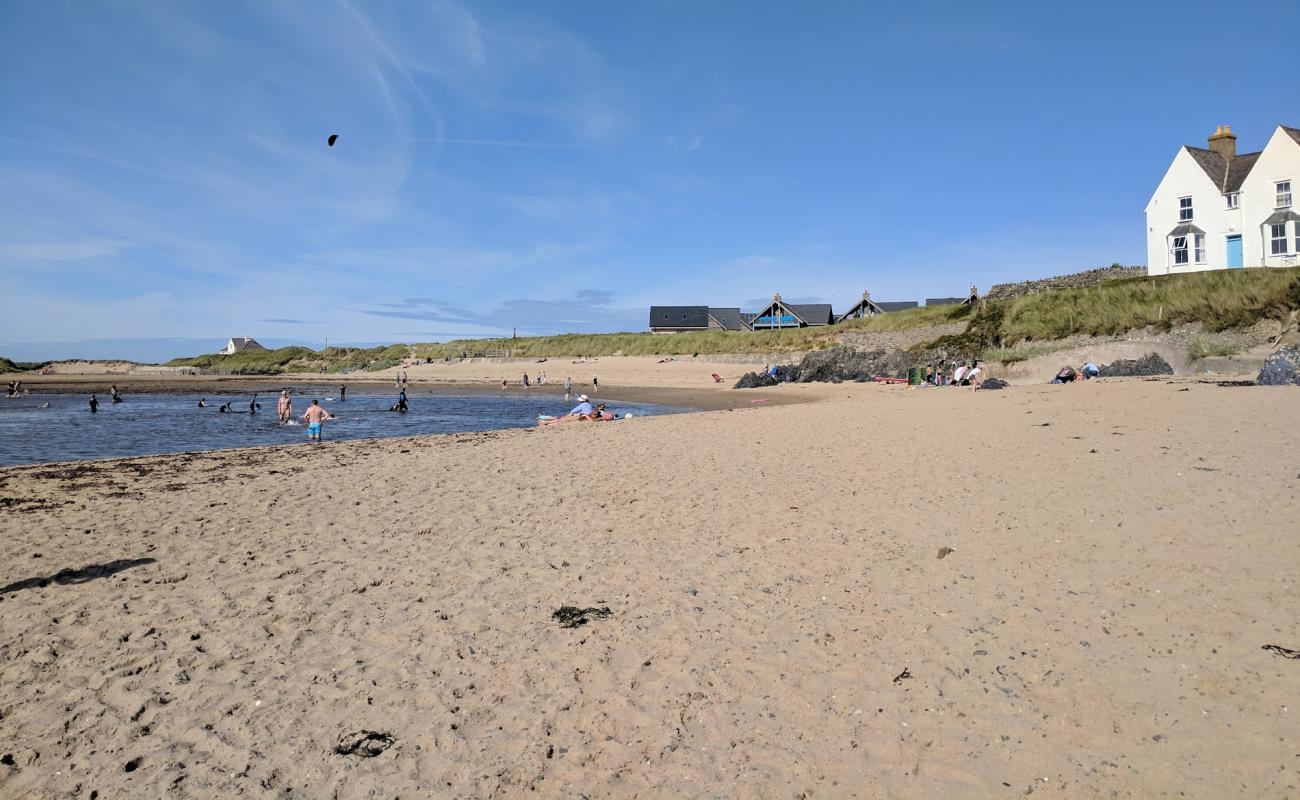 Photo de Traeth Crigyll avec sable lumineux de surface