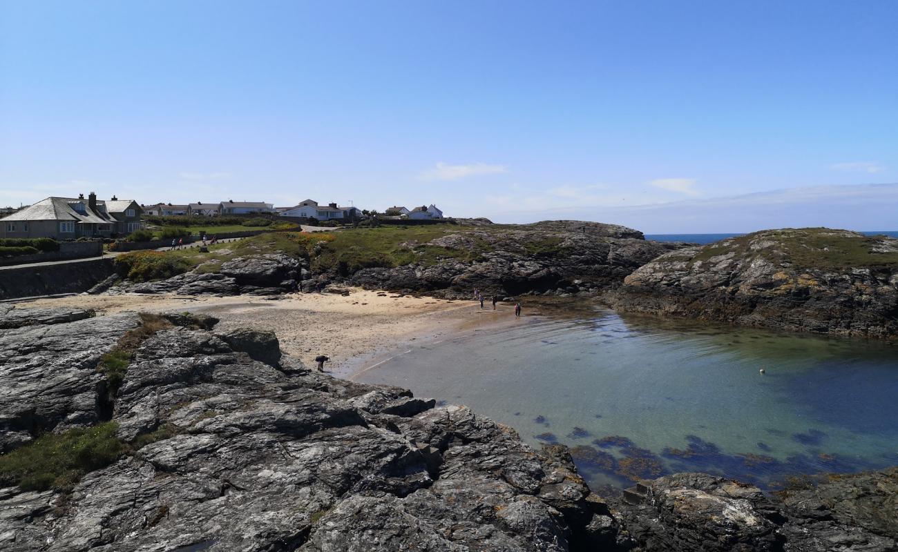 Photo de Porth Diana beach avec sable beige de surface