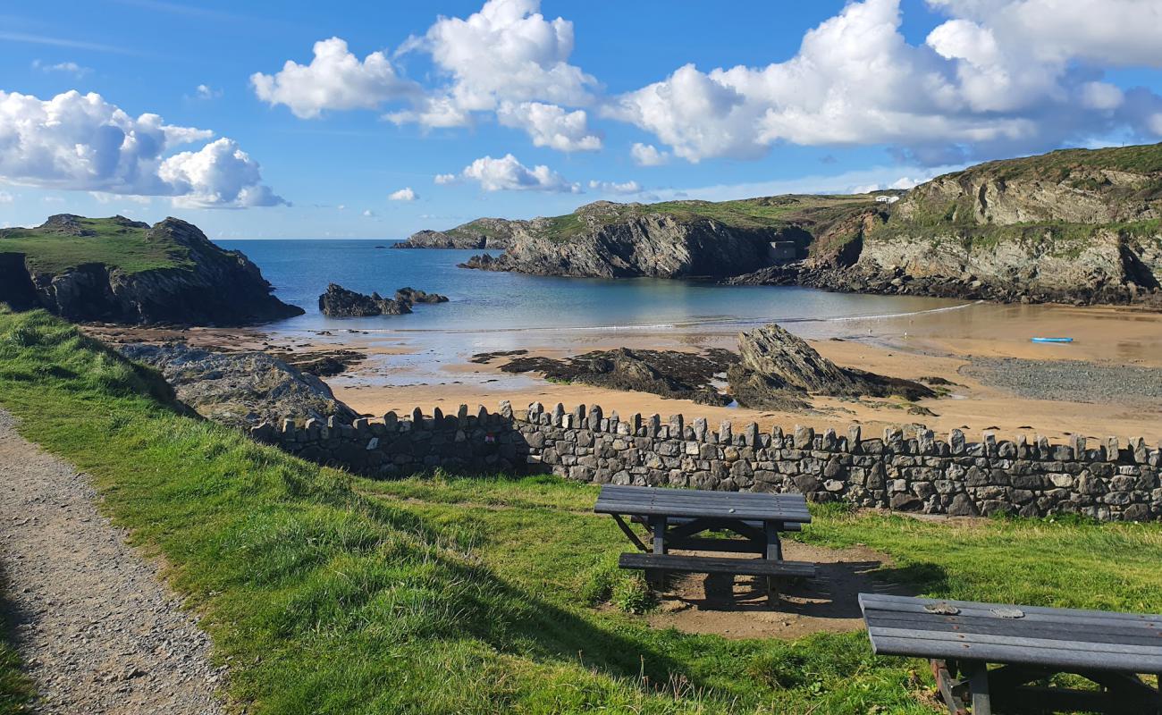 Photo de Porth Dafarch avec sable beige de surface