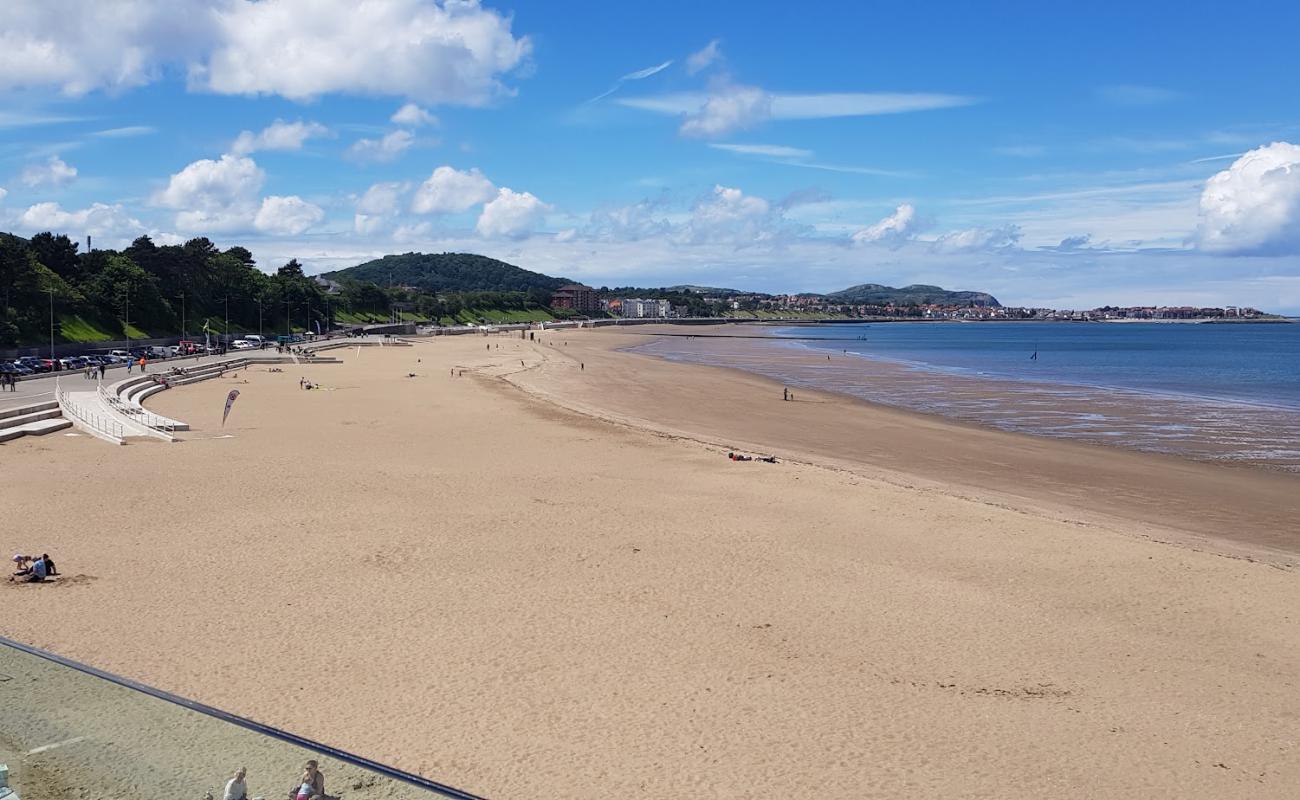 Photo de Colwyn Bay beach avec sable lumineux de surface