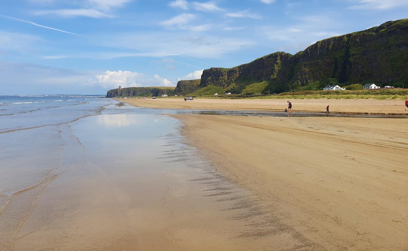 Photo de Benone Beach avec sable beige de surface