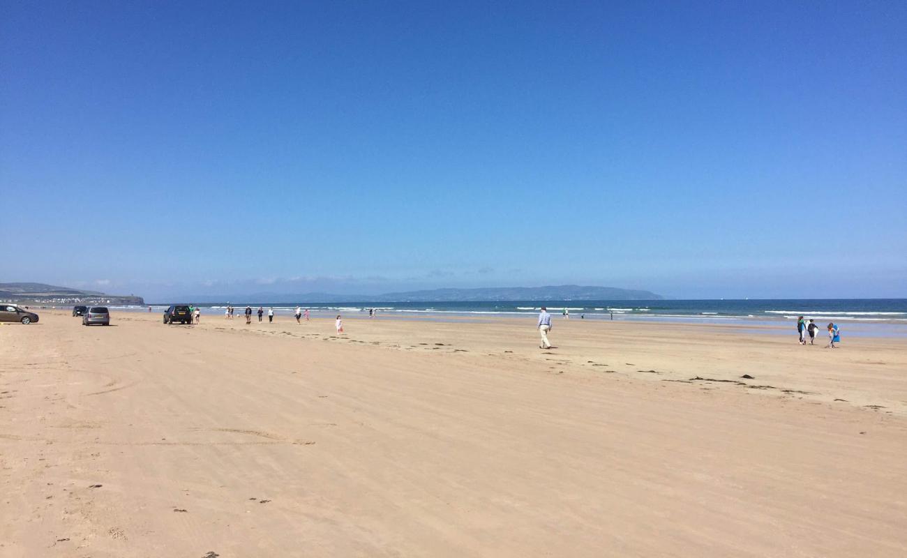 Photo de Portstewart Beach avec sable lumineux de surface