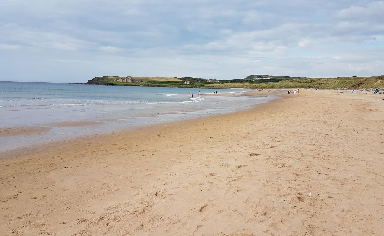 Photo de Runkerry Beach avec sable clair avec caillou de surface