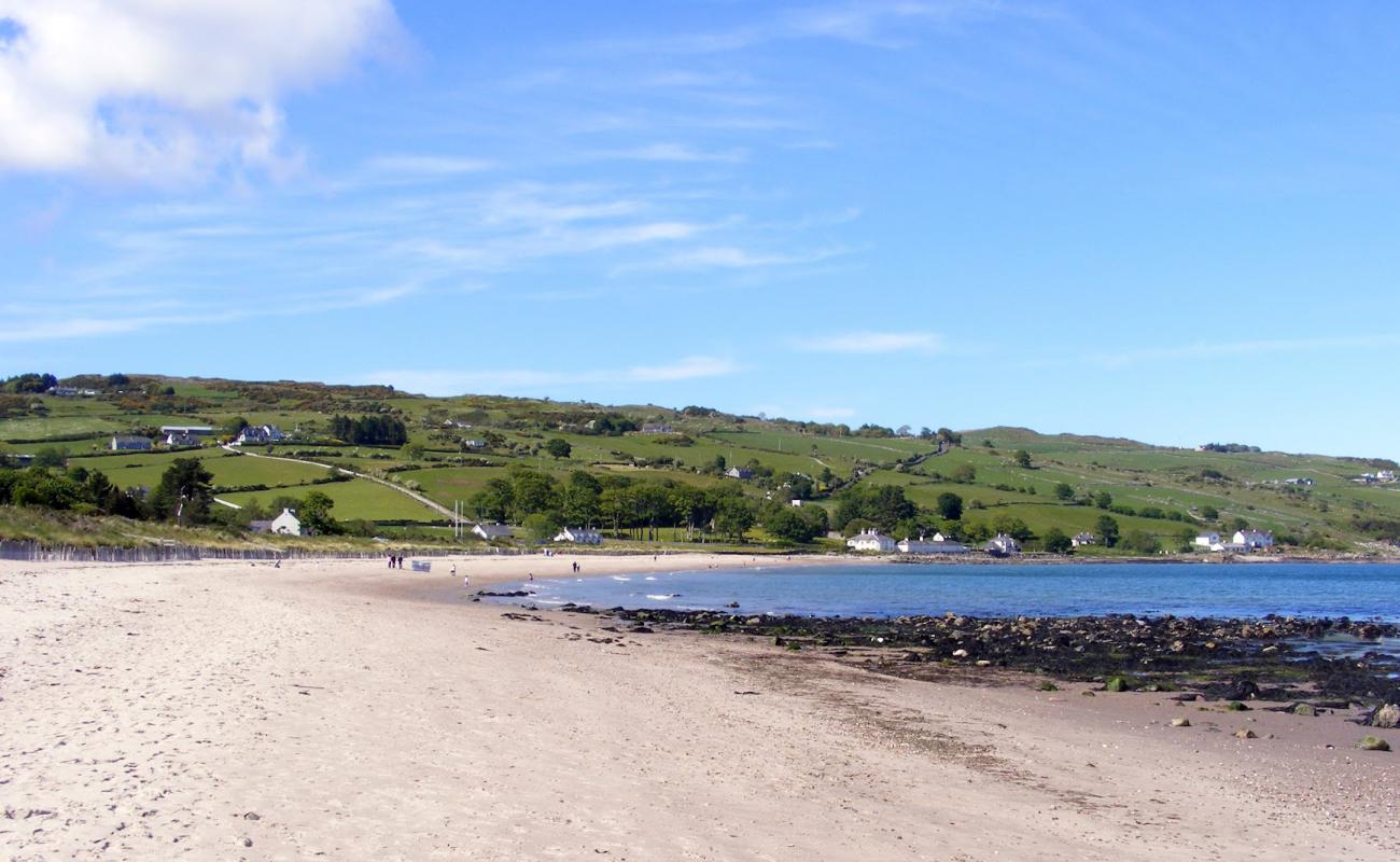 Photo de Cushendun Beach avec sable clair avec caillou de surface