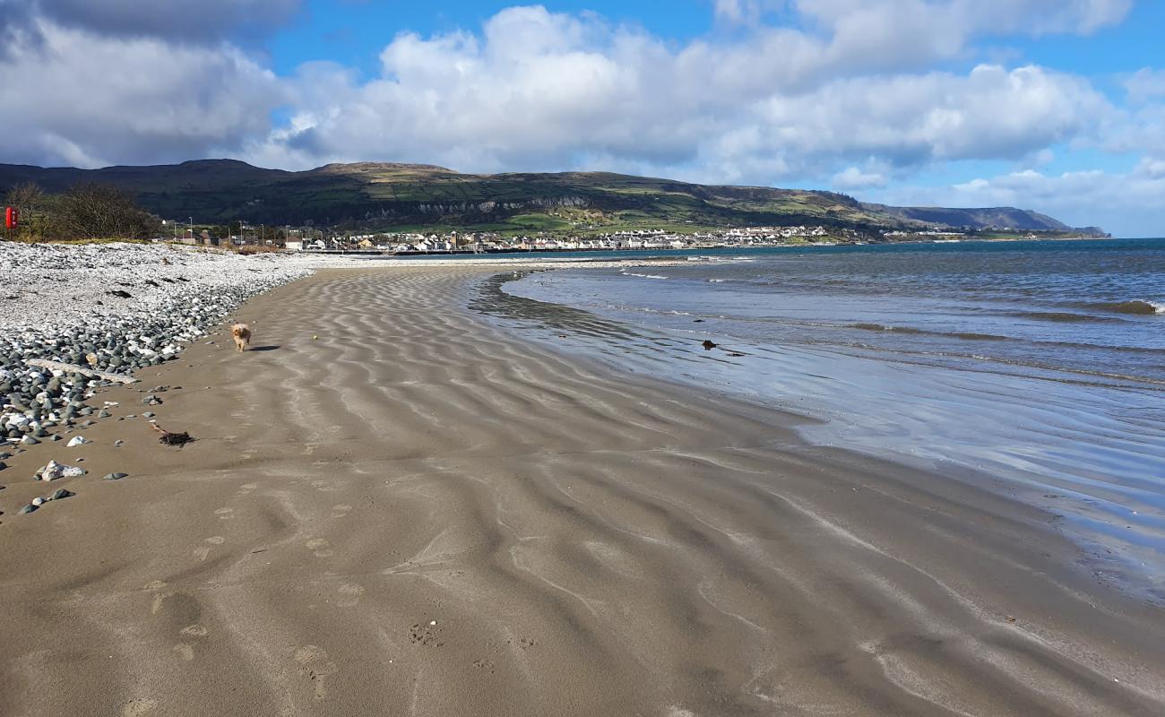 Photo de Carnlough Beach avec sable brun & rochers de surface
