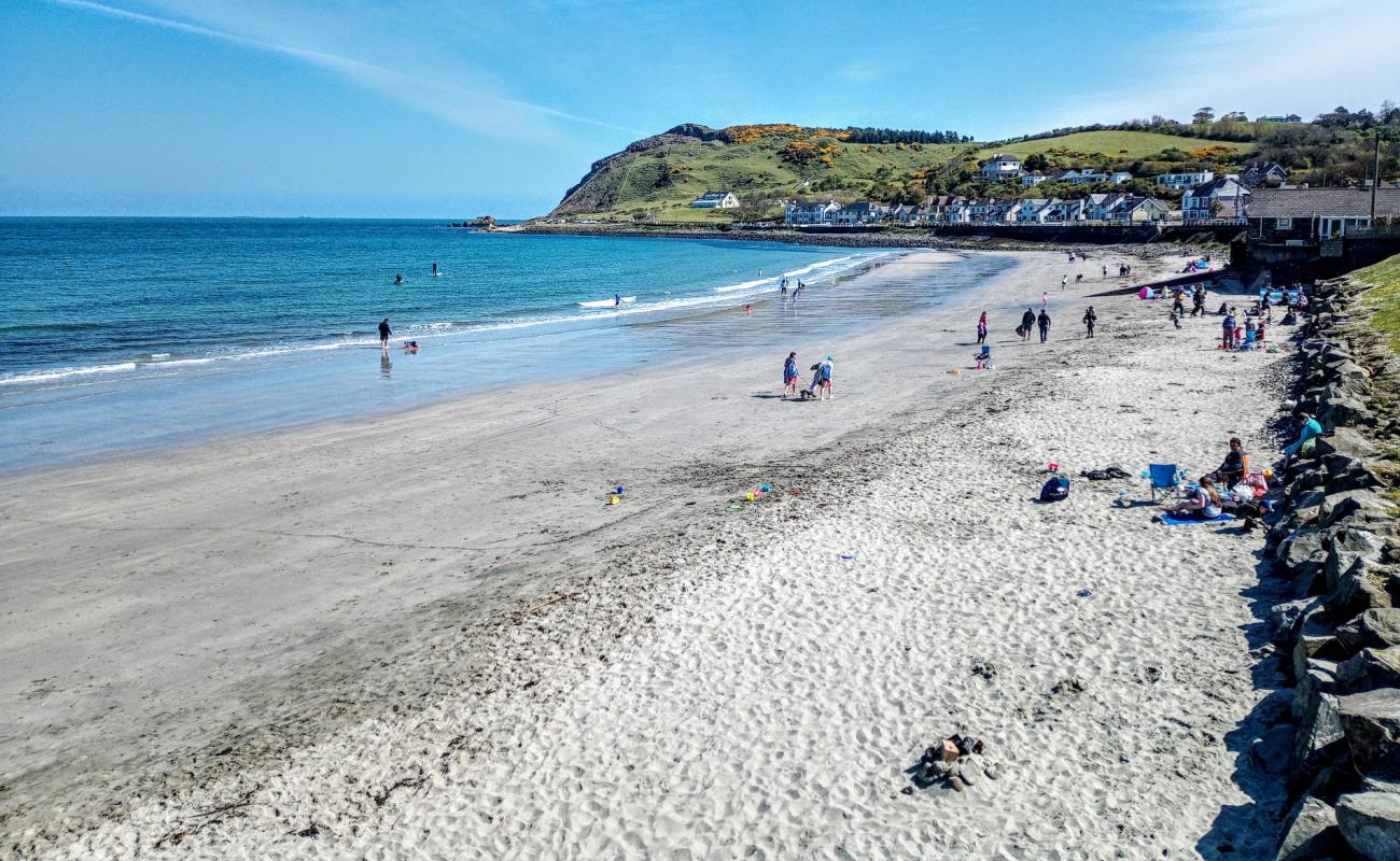 Photo de Ballygally Beach avec sable beige de surface
