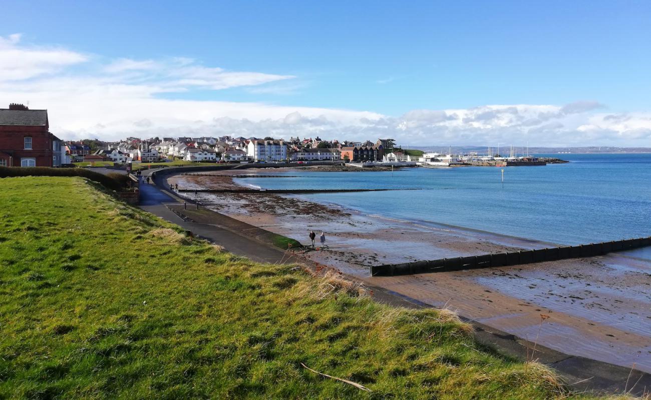 Photo de Ballyholme Beach avec sable beige & galets de surface