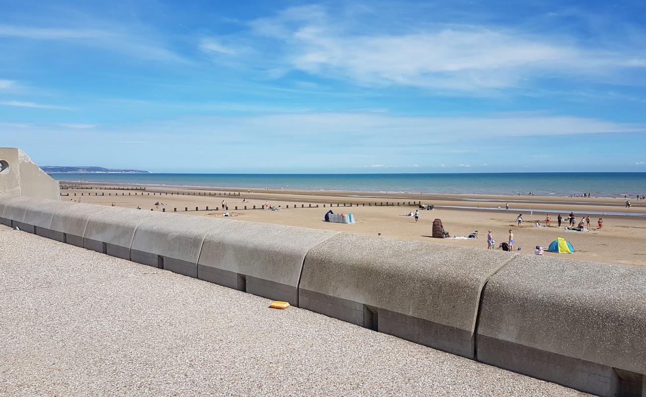 Photo de Dymchurch beach avec sable lumineux de surface