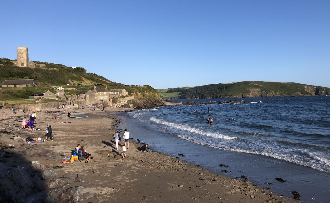 Photo de Wembury beach avec sable brillant et rochers de surface