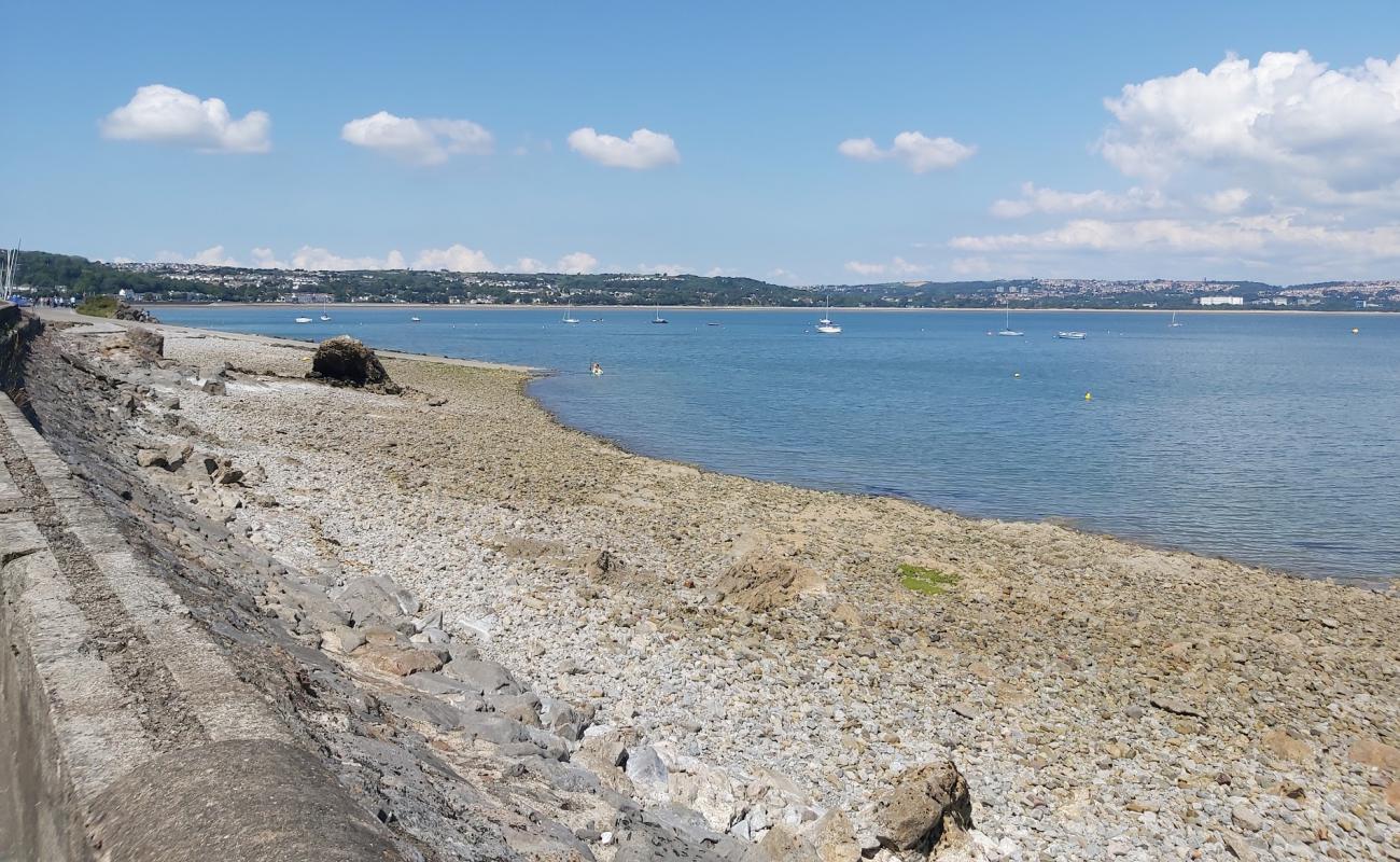 Photo de Mumbles beach avec sable brillant et rochers de surface