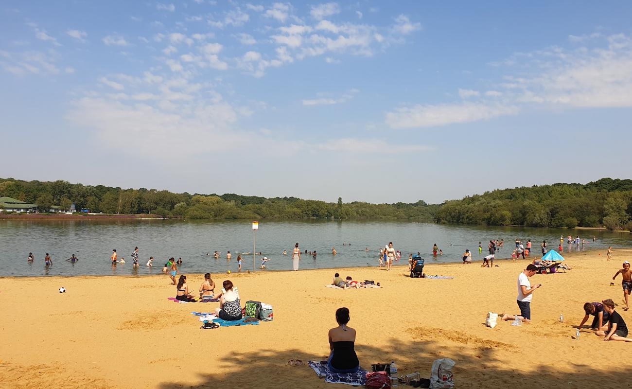 Photo de Plage de Ruislip Lido avec sable beige de surface