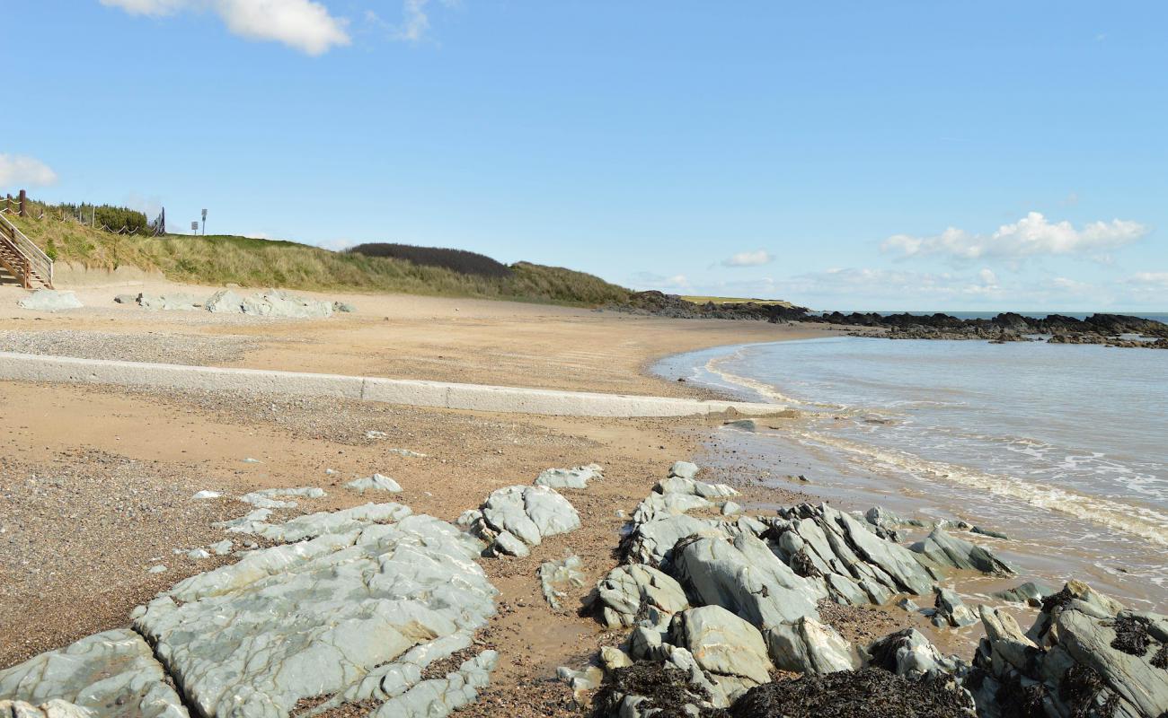 Photo de Donabate beach avec sable clair avec caillou de surface