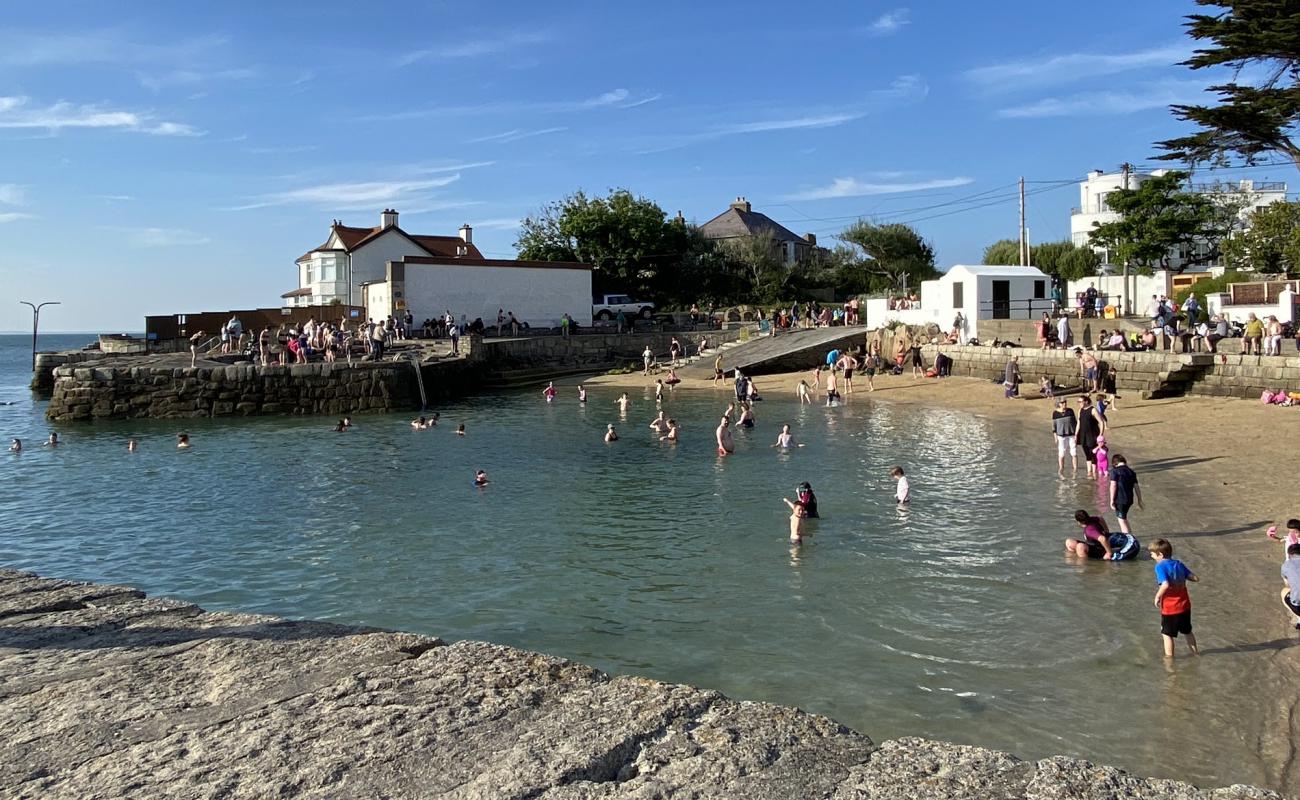 Photo de Sandycove beach avec sable lumineux de surface