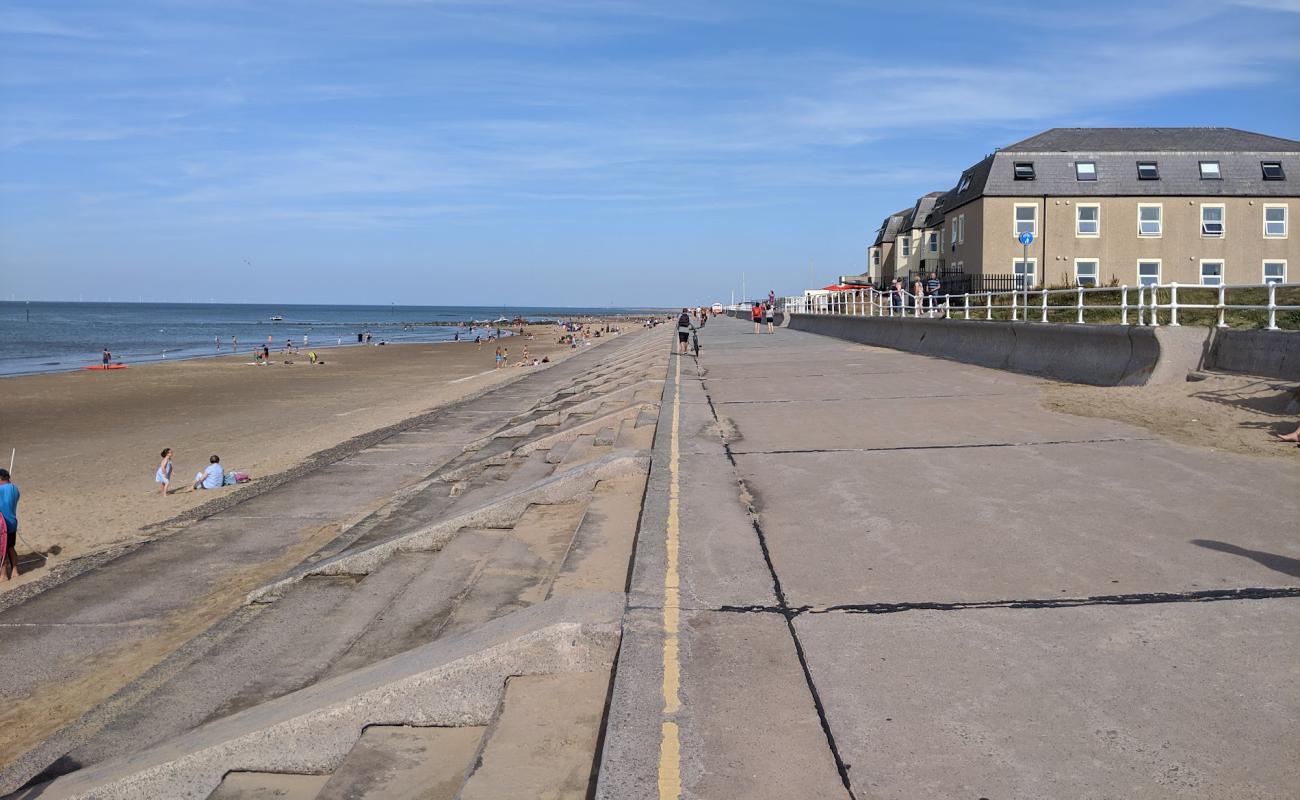 Photo de Prestatyn beach avec sable beige de surface