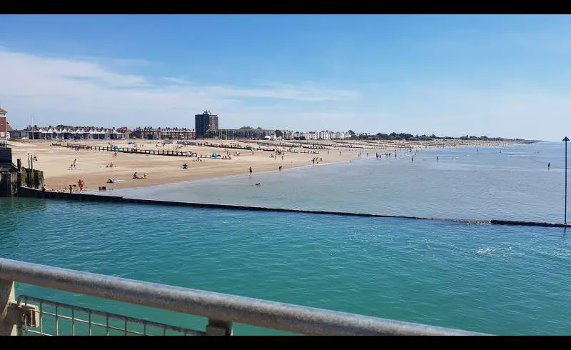 Photo de East Beach Littlehampton avec sable beige & pierres de surface