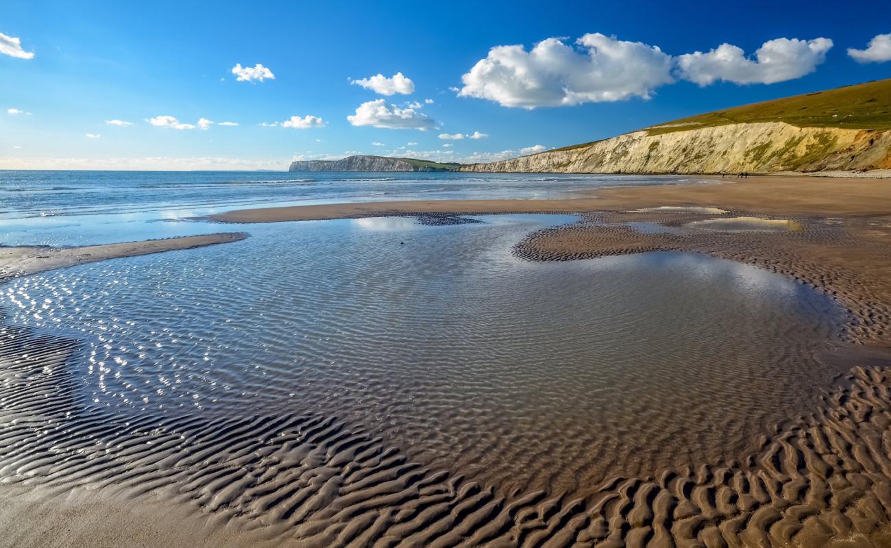 Photo de Compton Beach avec sable beige de surface