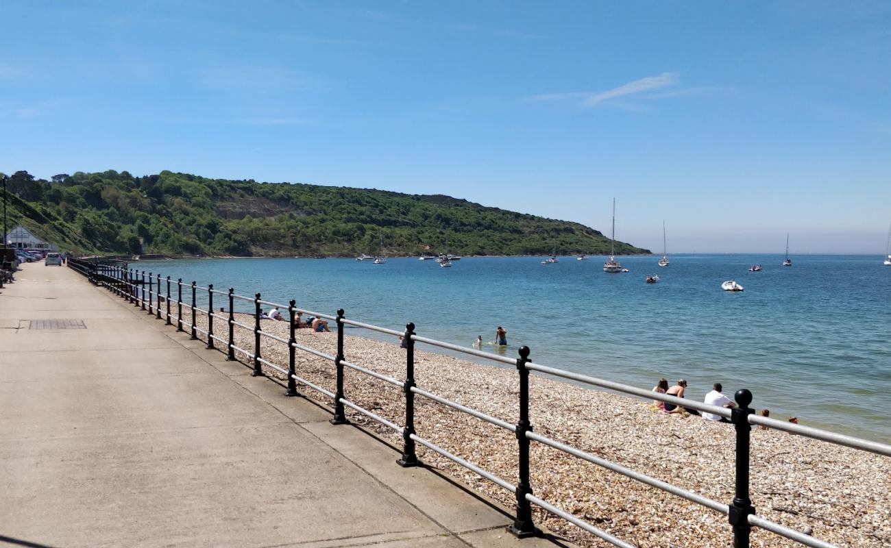 Photo de Totland Beach avec sable beige de surface